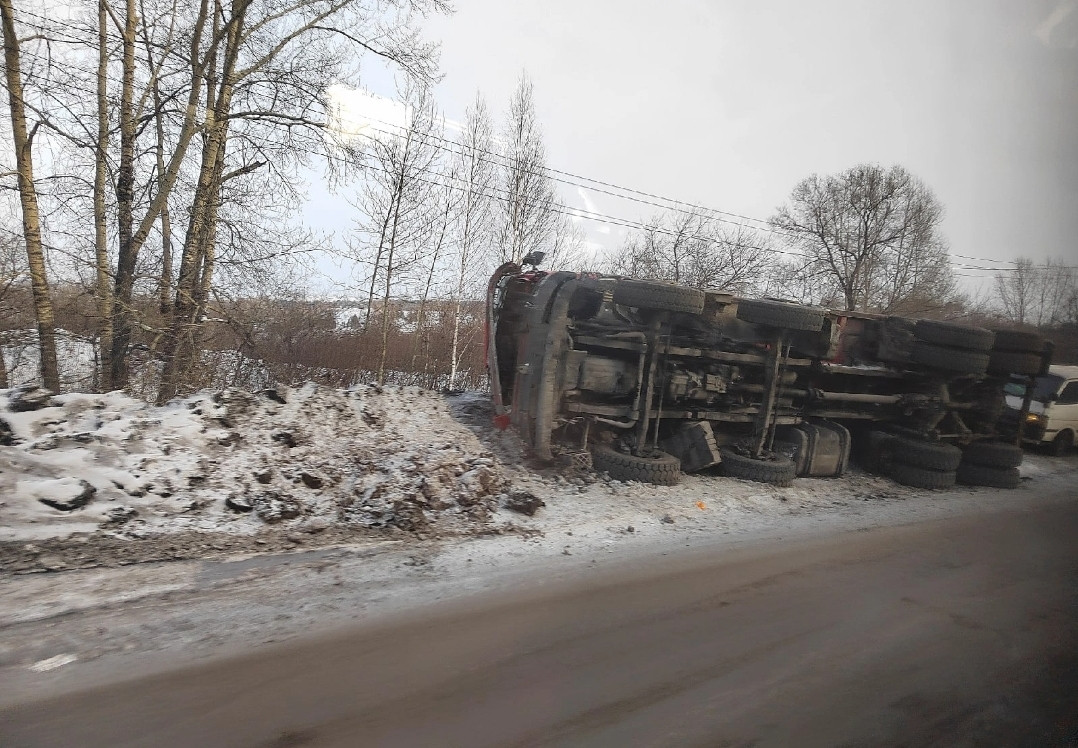 В Прокопьевске перевернулся грузовик с углем