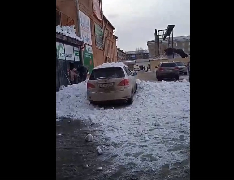 Соцсети: В Прокопьевске на автомобиль упала "шапка снега"