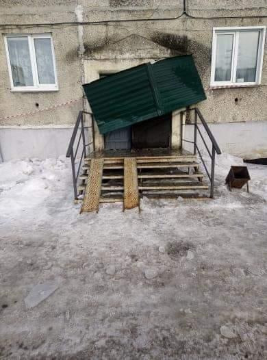 В Прокопьевске льдина с крыши сломала козырек у подъезда