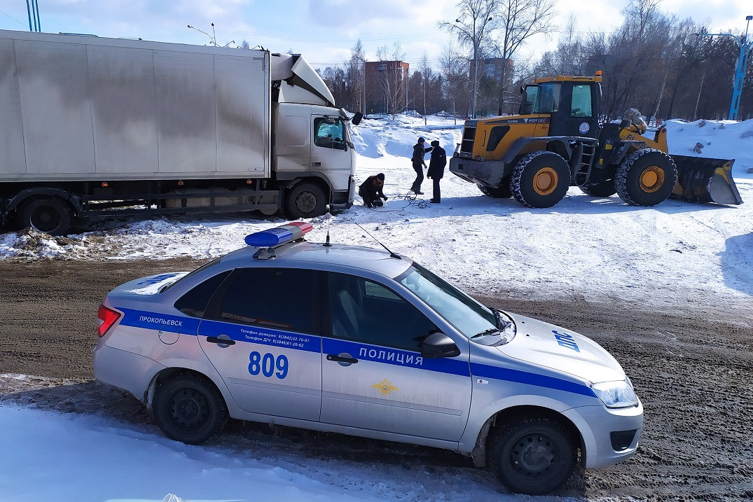 В Прокопьевске иногородний водитель грузовика забуксовал на паркове ТЦ