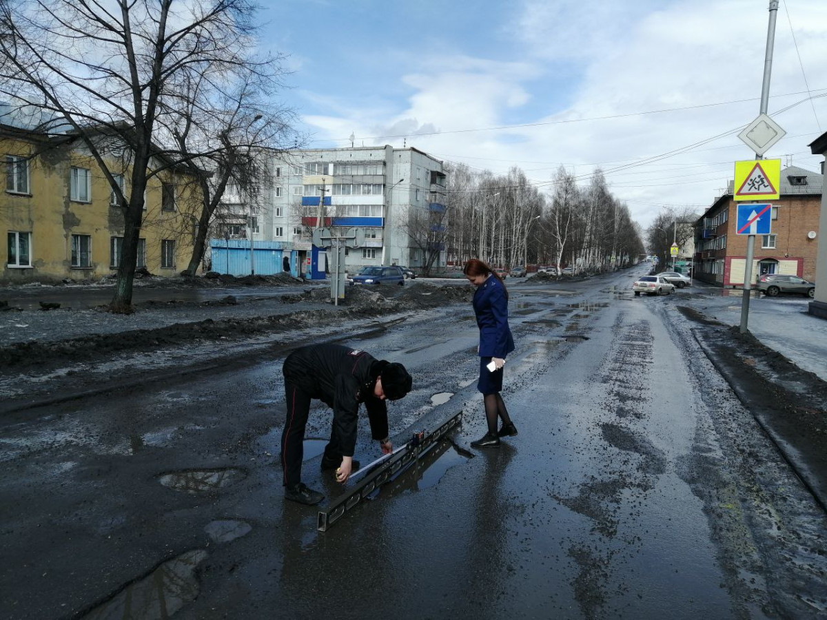 В Прокопьевске прокуратура и ГИБДД проверили состояние дорог