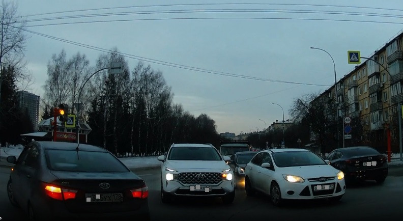 В Кузбассе накажут водителя, который заблокировал проезд на перекрестке