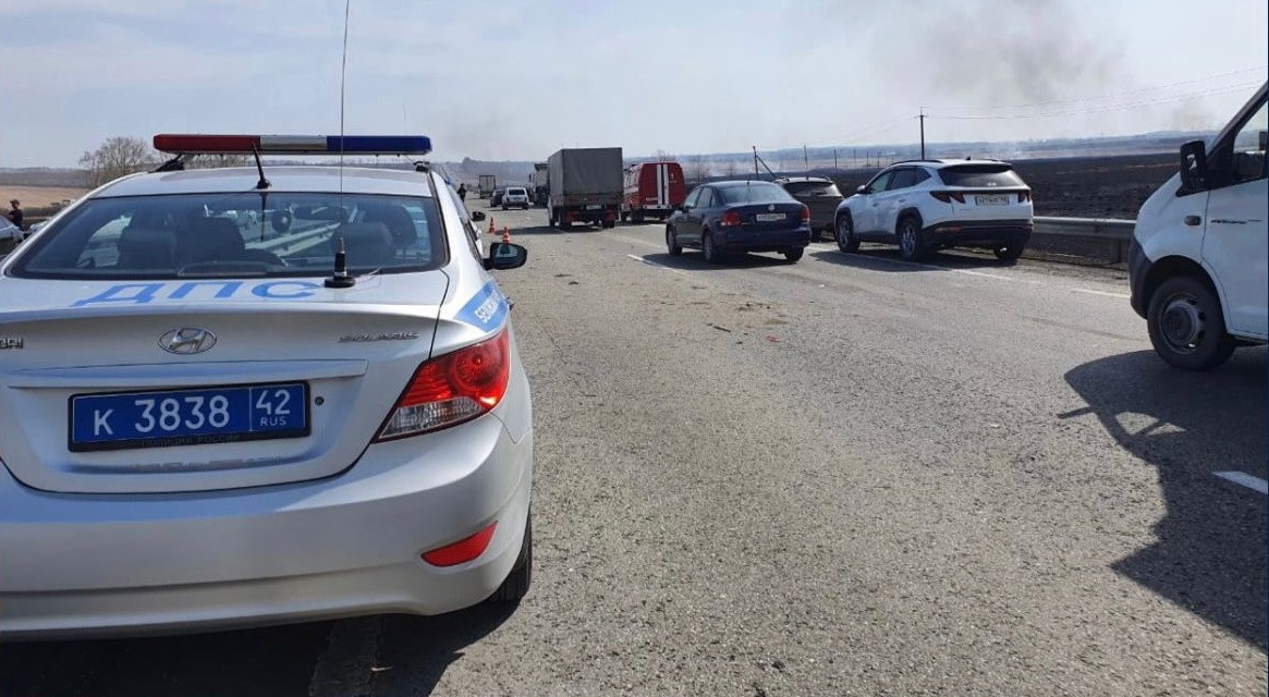 На трассе Кузбасса из-за задымления столкнулись 8 автомобилей
