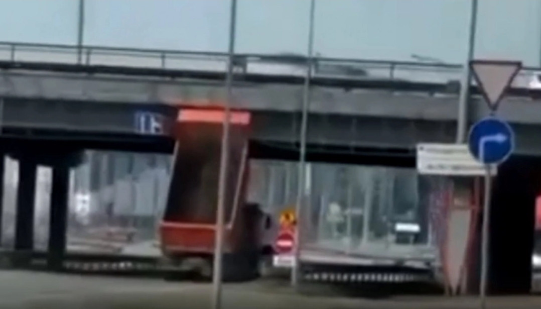 В Кузбассе КАМАЗ протаранил мост