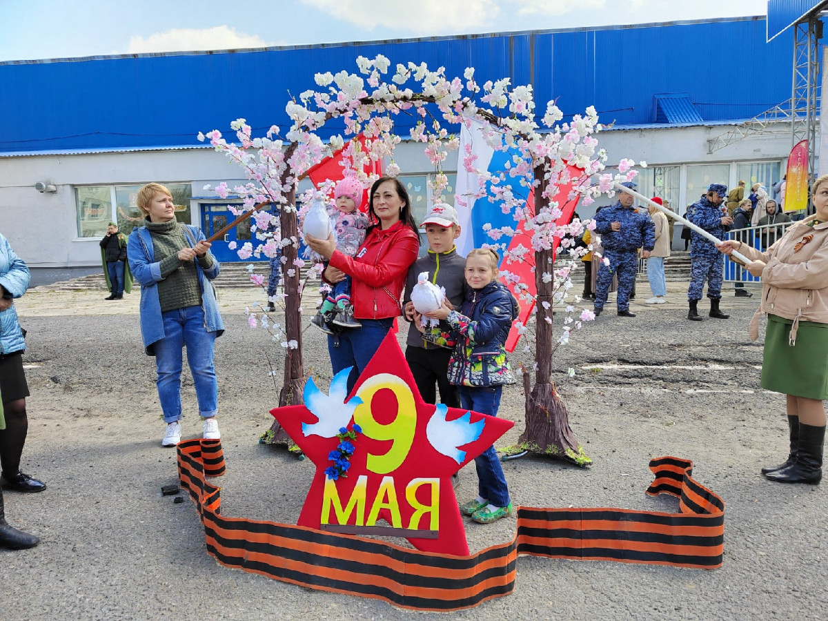 10 дней прокопьевск. Парад Победы Прокопьевск. Прокопьевск день Победы вчера. Мариинск 9 мая 2022 года. Прокопьевск 9 мая выступление.