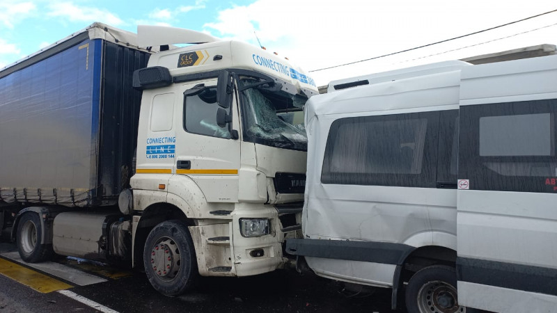 В Кузбассе пассажирский автобус столкнулся с грузовиком