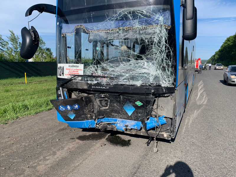 На трассе Кузбасса автобус столкнулся с легковушкой