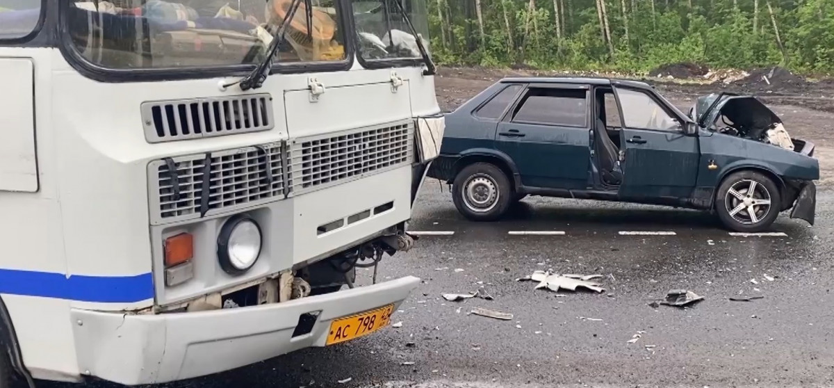 В Кузбассе водитель-«бесправник» спровоцировал ДТП с автобусом