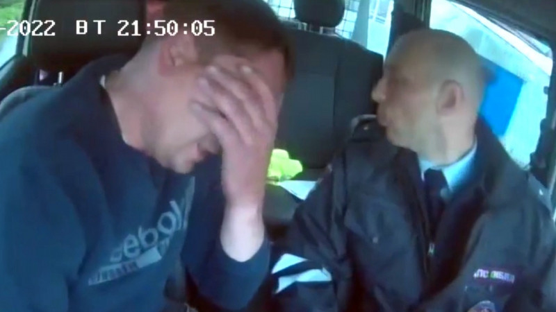 В Кузбассе нетрезвый водитель расплакался в патрульном автомобиле
