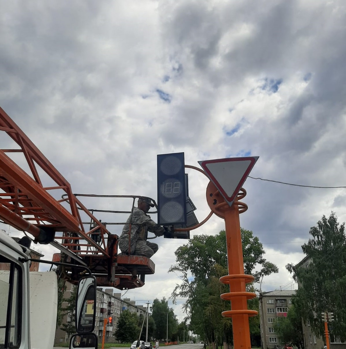 В Прокопьевске на одном из оживлённых перекрёстков установили новые светофоры 