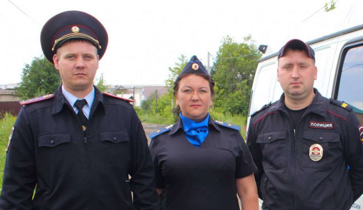 В Кузбассе полицейские спасли семью из горящего дома