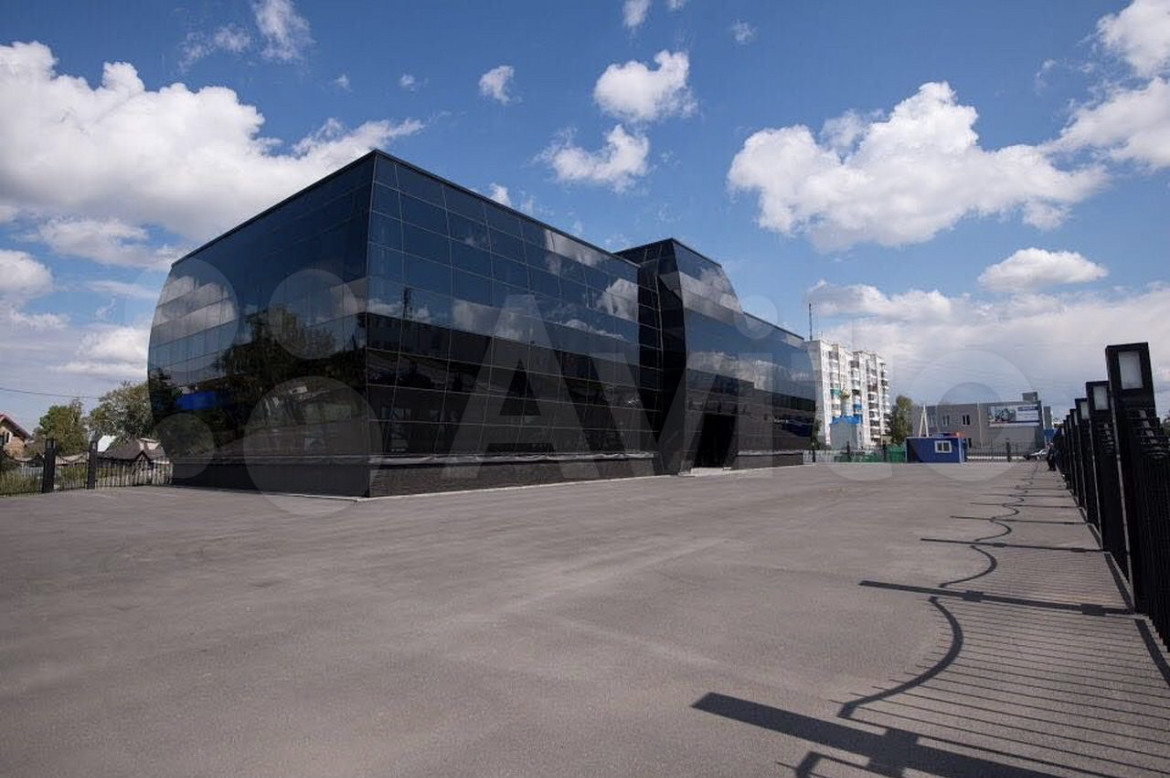 Чёрное стеклянное здание в Прокопьевске выставили на продажу
