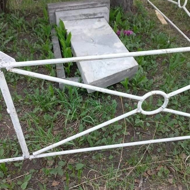 Полицейские установили личности вандалов, которые осквернили надгробия в Киселёвске