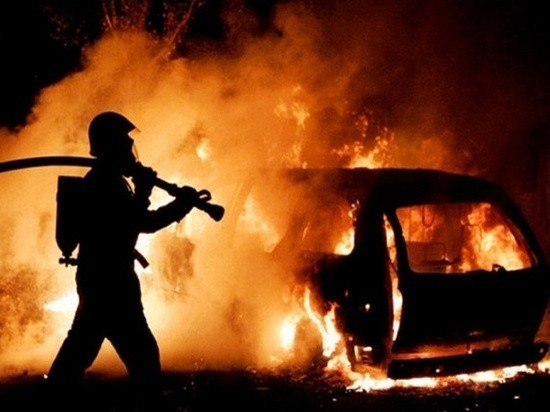 В Прокопьевском округе загорелась BMW, а от неё огонь перекинулся на Mazda