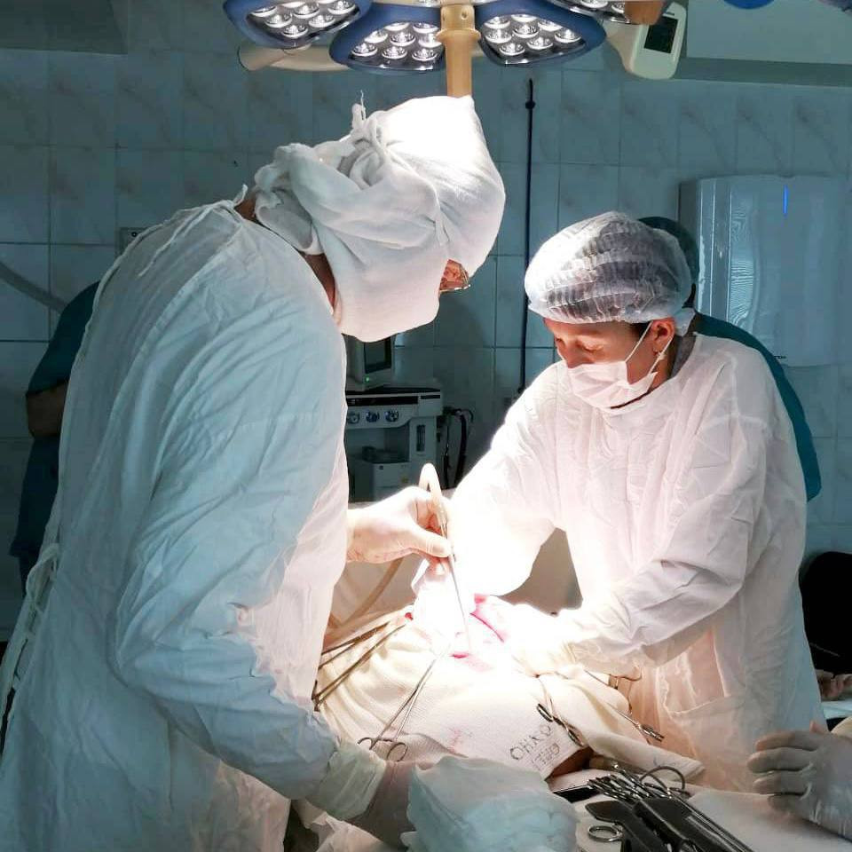Кузбасские хирурги удалили женщине опухоль весом 10 килограммов