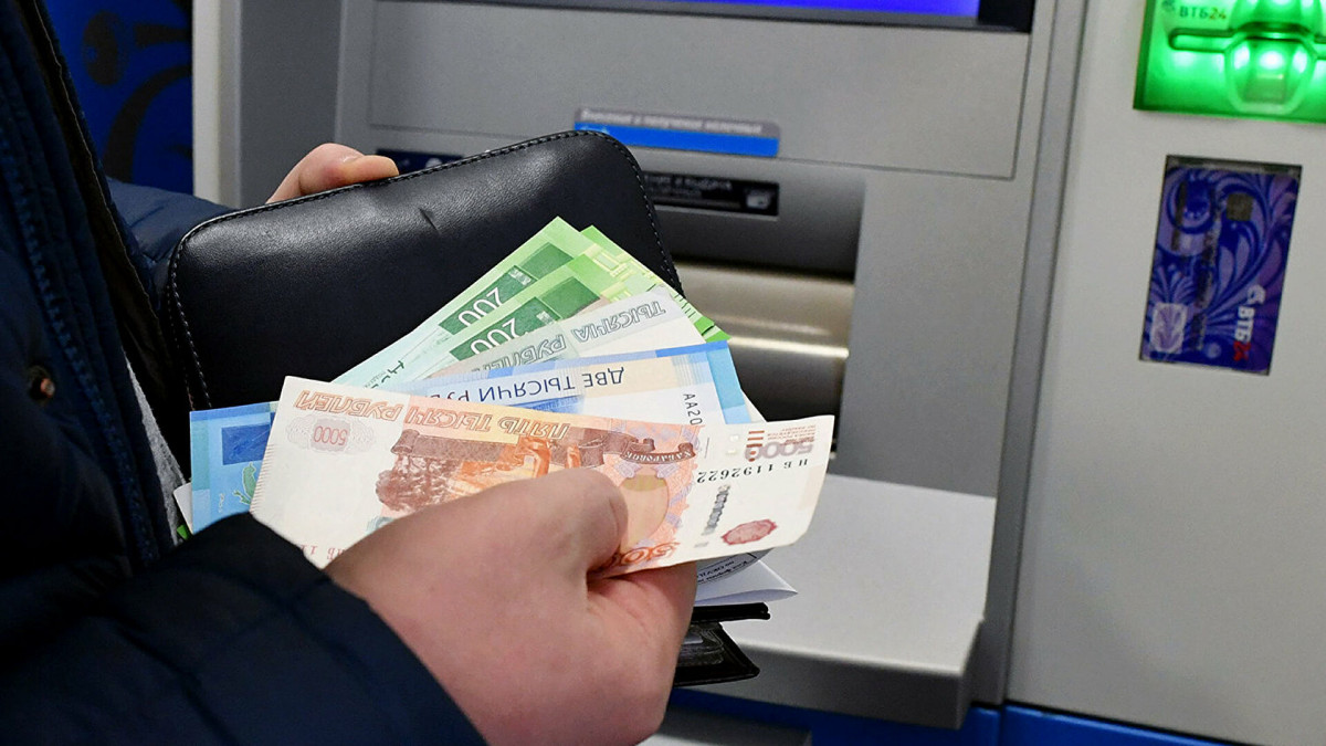 Зарплата кузбассовцев в июне выросла на 5000 рублей