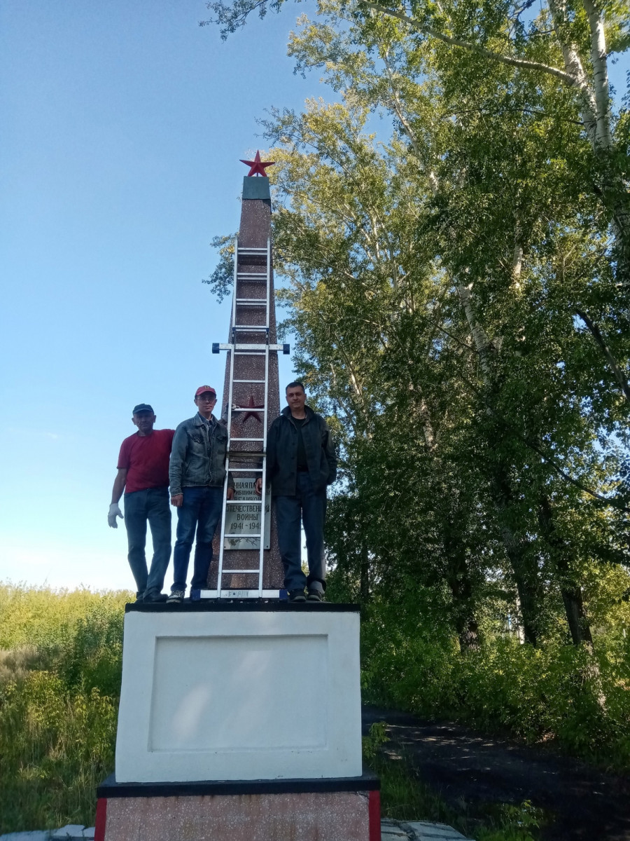 Активисты Прокопьевска благоустроили обелиск погибшим шахтёрам 