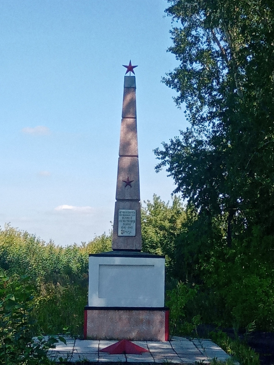 Активисты Прокопьевска благоустроили обелиск погибшим шахтёрам 