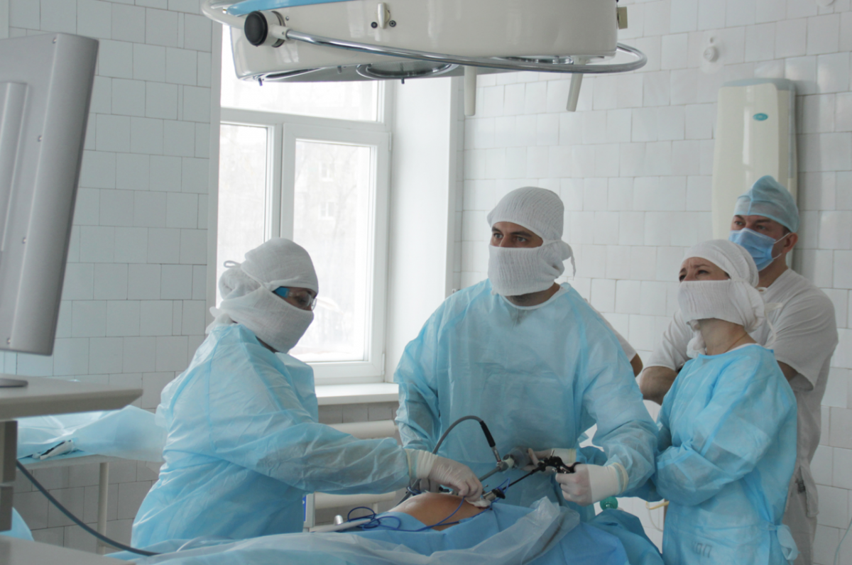 Кузбасские хирурги удалили гигантскую грыжу пожилой пациентке 