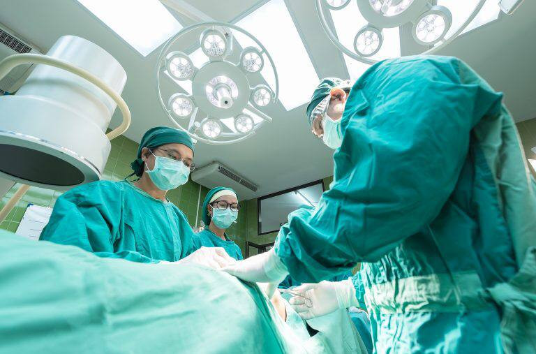 В Кемерове хирурги удалили пациентке 17-килограммовую опухоль