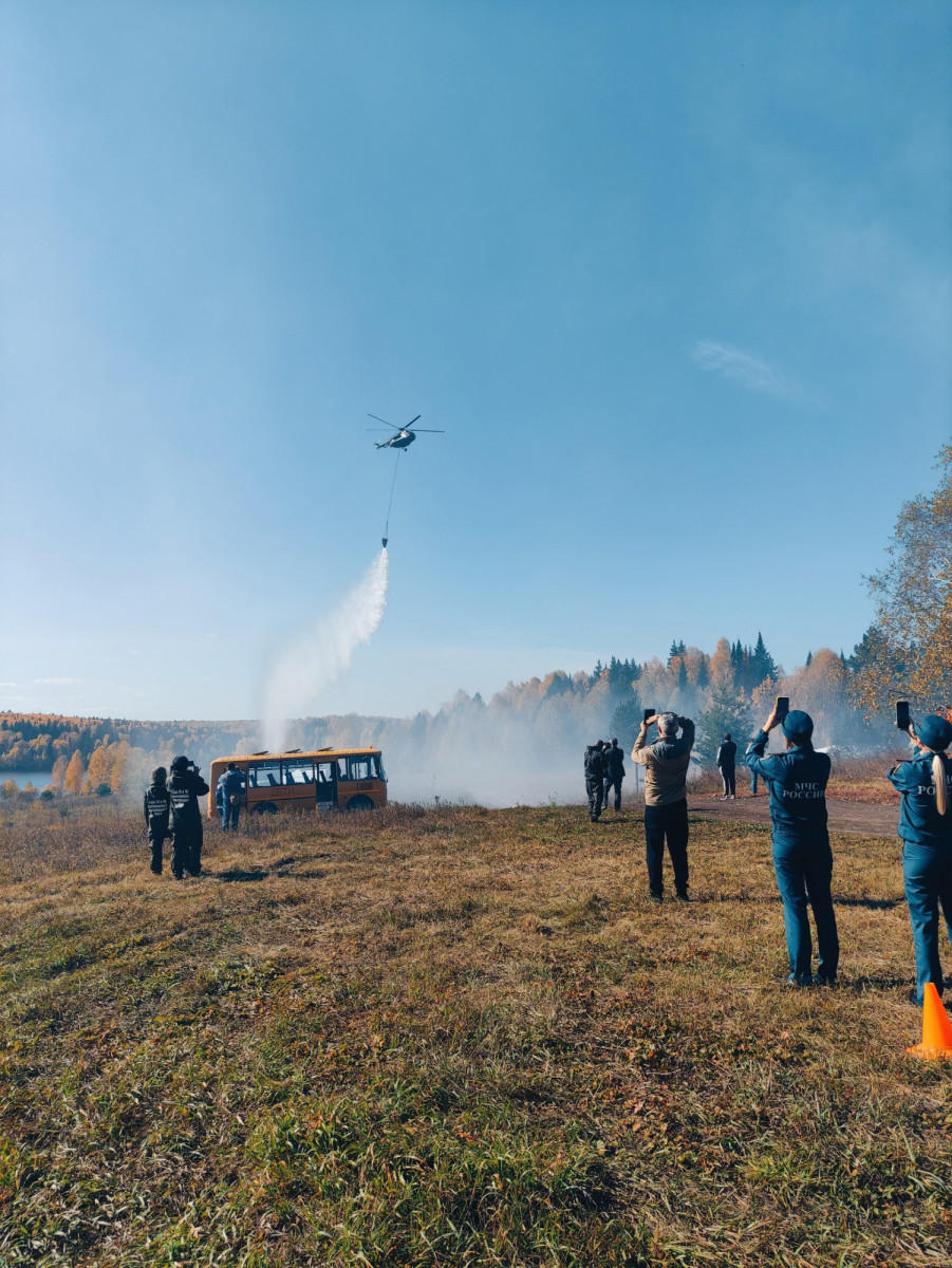 Природный пожар в Большом Керлегеше тушили с воздуха