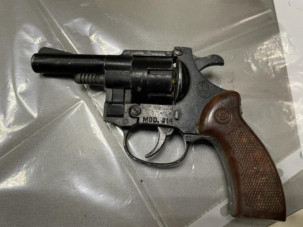 Прокопчанин нашёл итальянский револьвер в мусорном баке