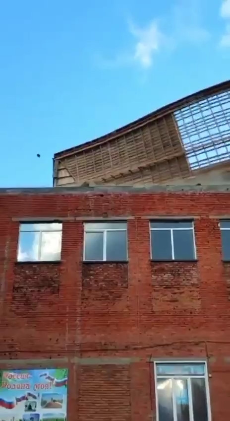 В Прокопьевске во время урагана снесло крышу на здании школы