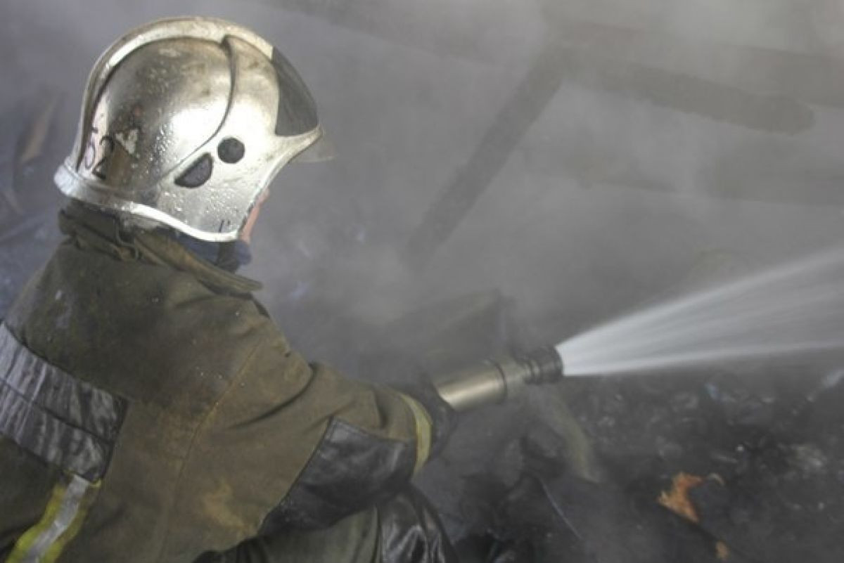 Ночной пожар охватил огнём двухквартирный дом в Прокопьевске