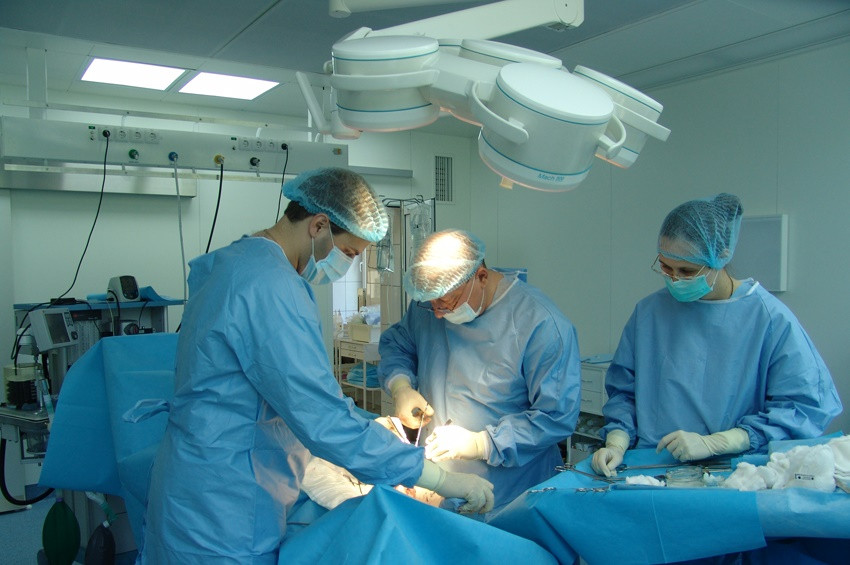 В Прокопьевске хирурги провели комбинированную операцию пострадавшему в ДТП мужчине