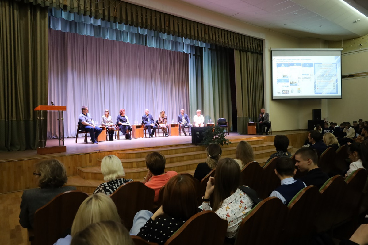 Прокопьевские школьники задали вопросы представителям крупных промышленных предприятий