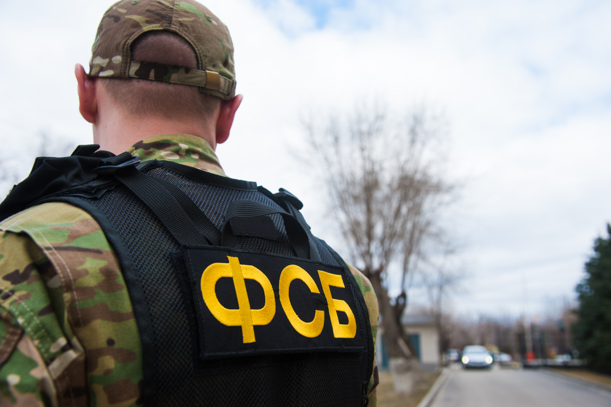 ФСБ в Кузбассе задержали мужчину за экстремизм и вербовку в запрещённые организации