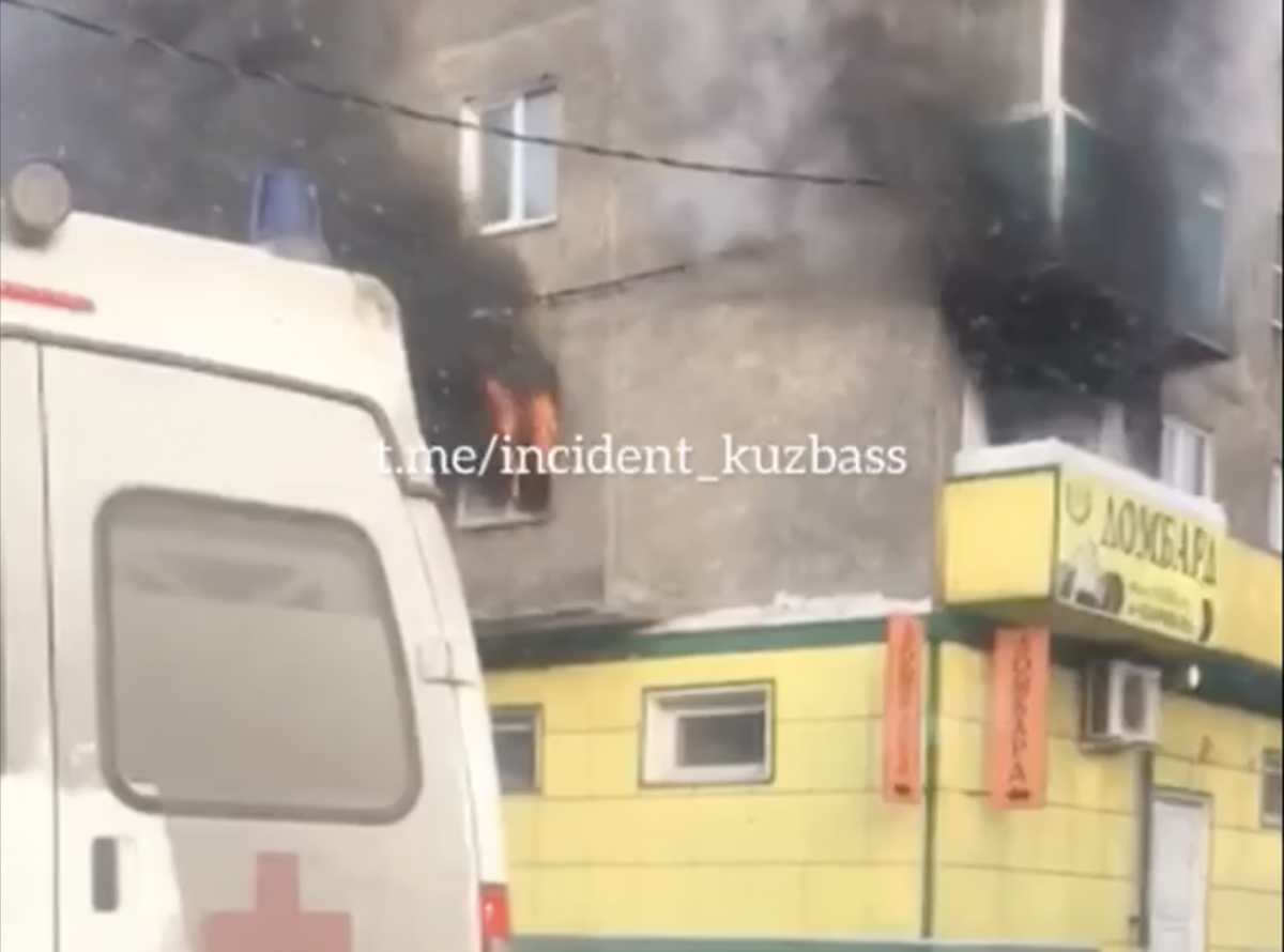 Серьезный пожар в Киселёвске тушили 13 человек
