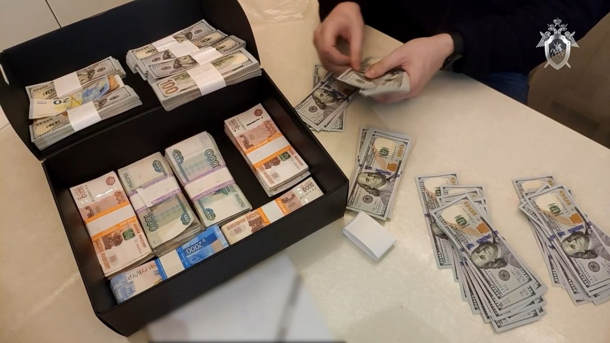 Евро, доллары, золото и часы «Rolex». В Кузбассе расследуют уголовное дело о подкупе