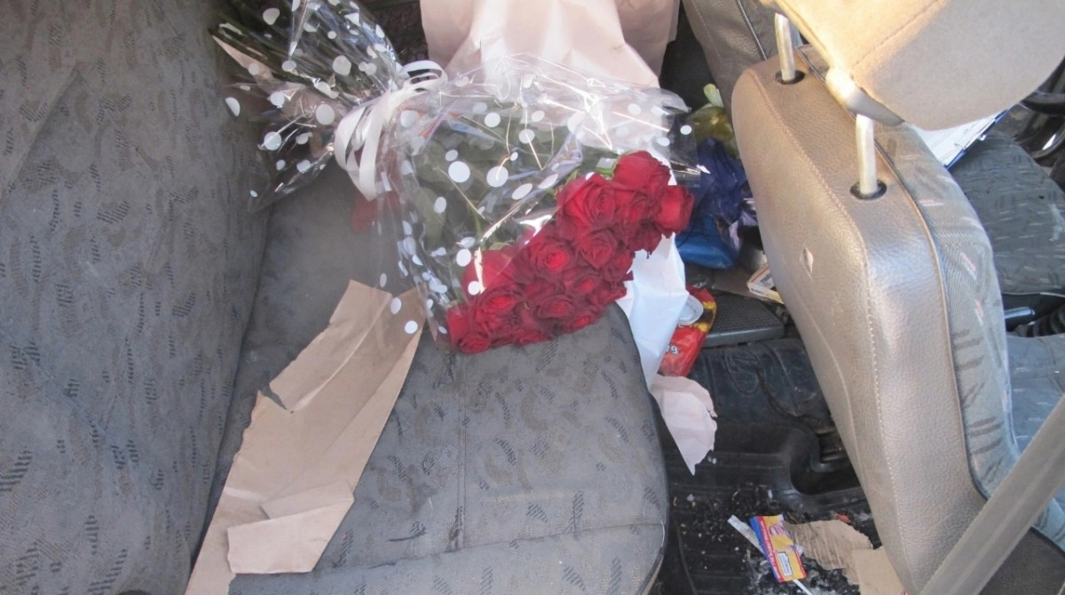 Парень угнал автомобиль, украл цветы... и всё ради любимой