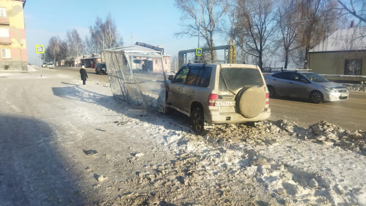 Автодели въехала в остановку и сбила женщину-пешехода (ВИДЕО)