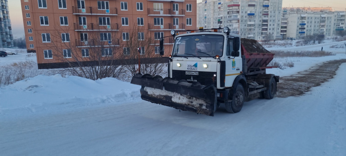 В Прокопьевске ликвидировали очередную опасную снежную горку