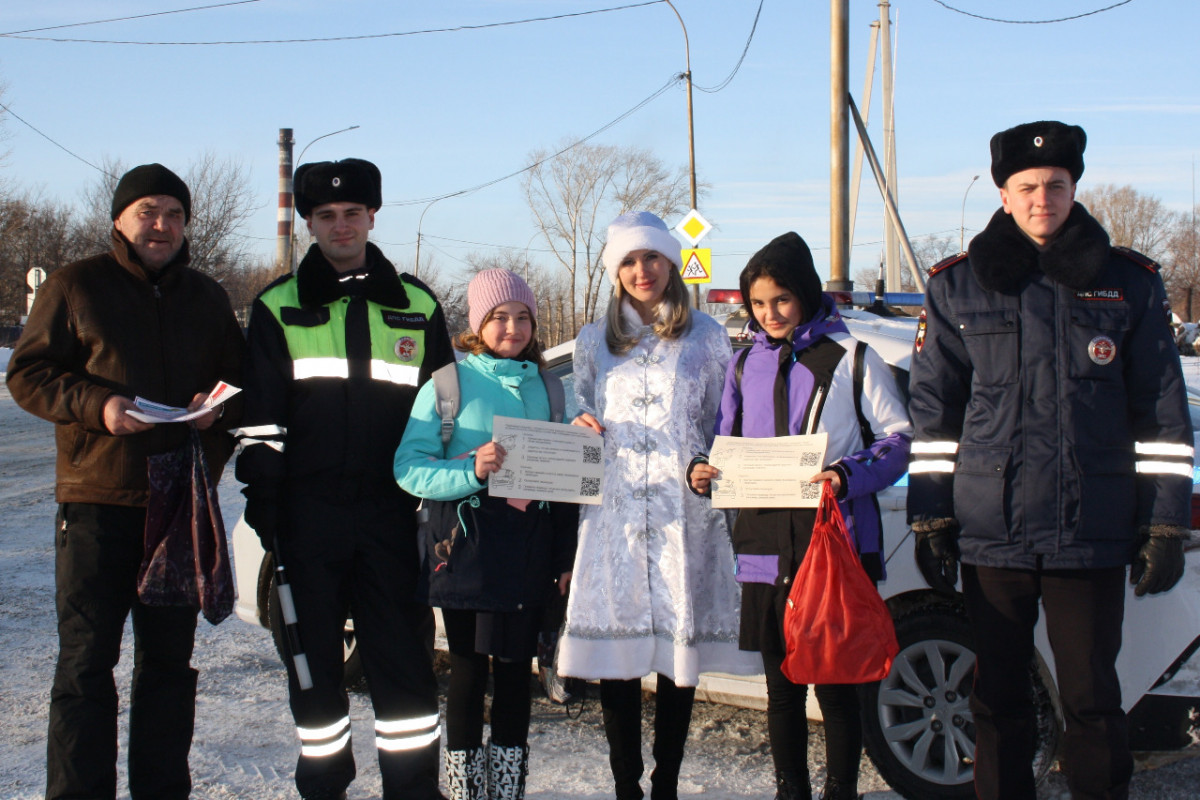 Сотрудники госавтоинспекции и Снегурочка напомнили водителям о безопасности на дорогах