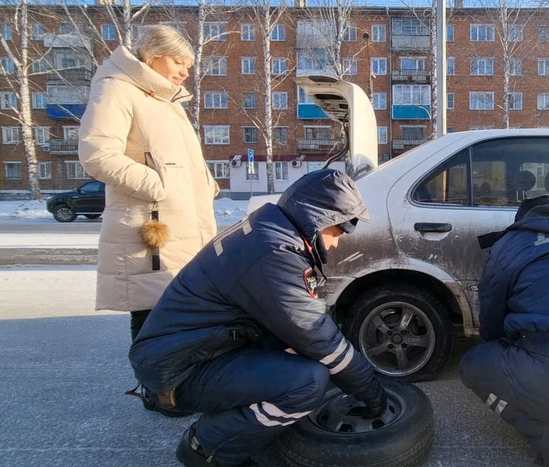 В Прокопьевске еще одной автоледи потребовалась мужская помощь 