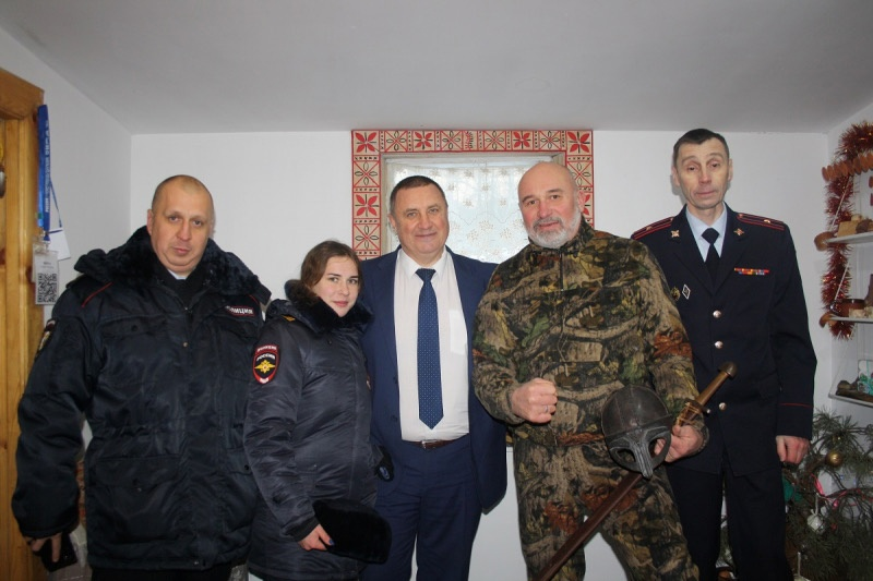 В Прокопьевске полицейские поздравили кавалерийскую народную дружину с Новым годом