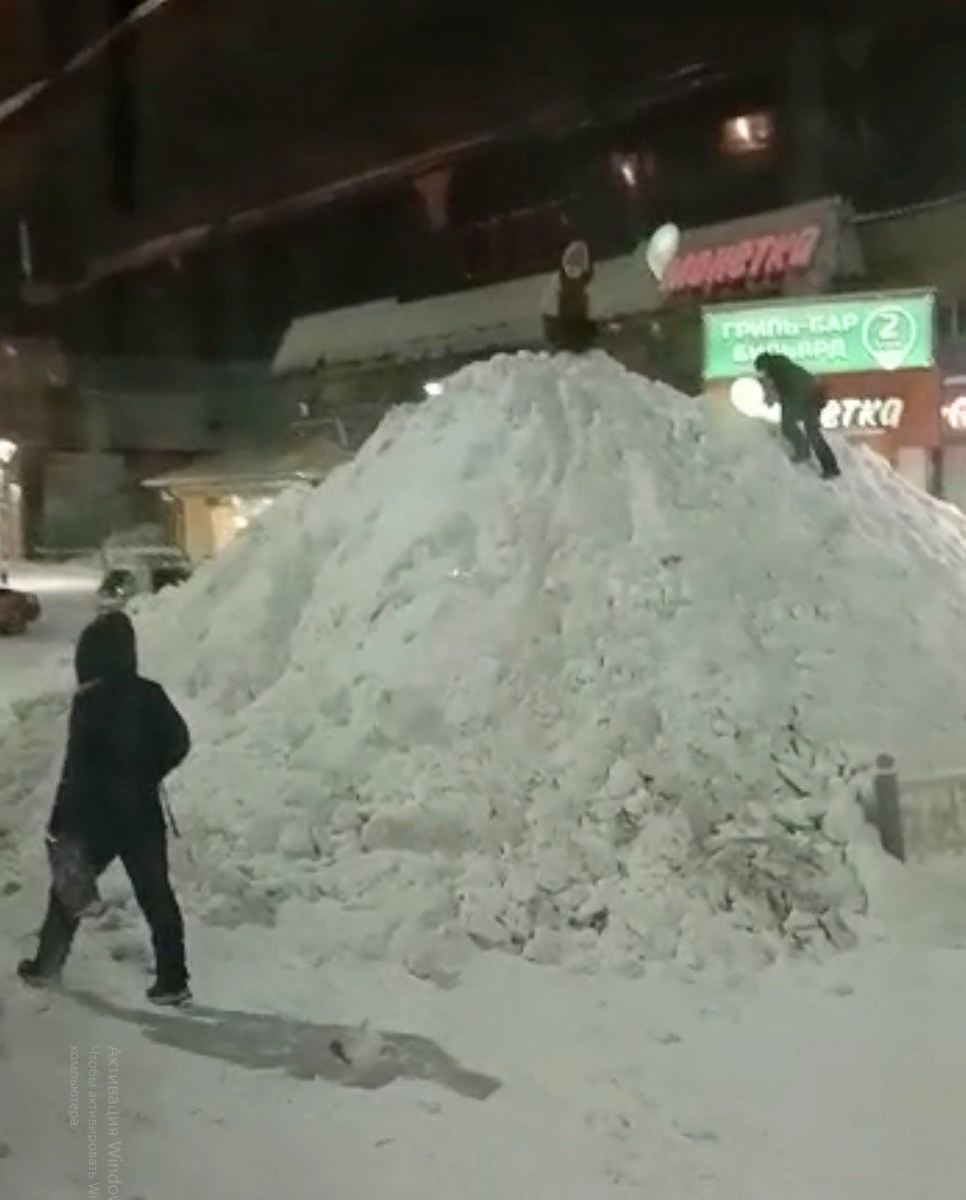 В Прокопьевске ликвидировали снежный вал, который дети приспособили для зимних развлечений