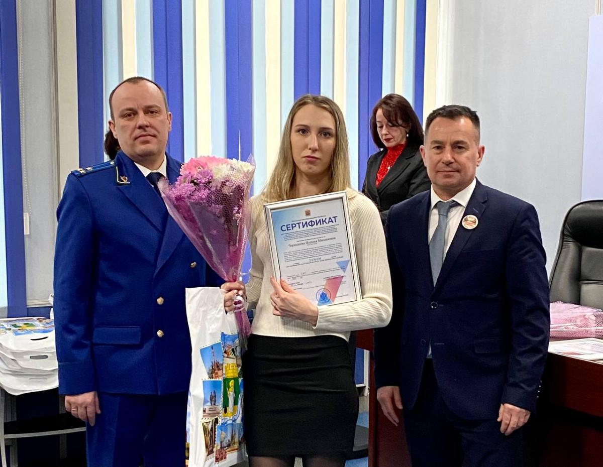 В Кузбассе вручили жилищные сертификаты детям-сиротам