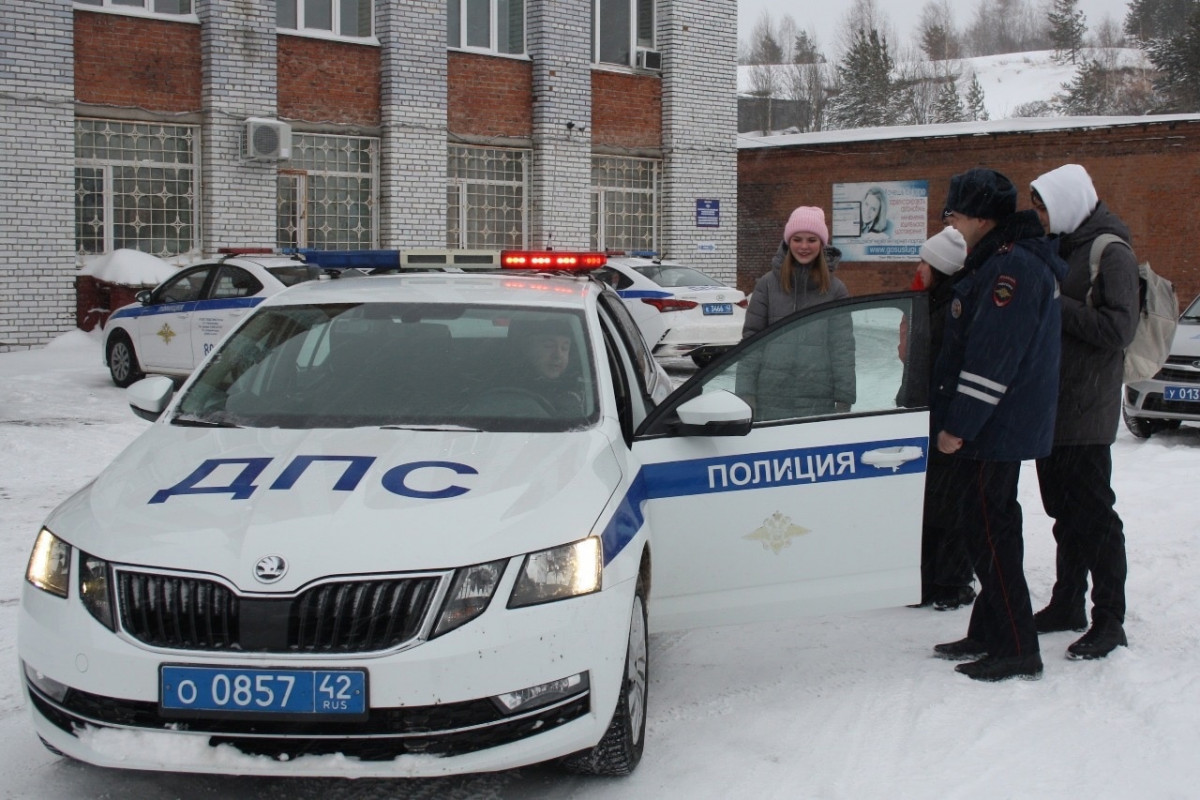 Прокопьевские студенты узнали о том, как работают сотрудники госавтоинспекции