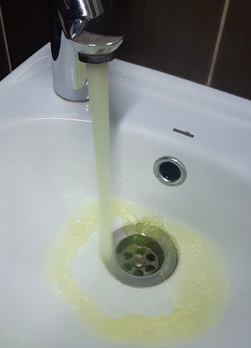 Жители Прокопьевска обнаружили воду из крана непонятного цвета
