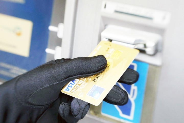 В Прокопьевске полицейские задержали злоумышленницу, похитившую банковскую карту пенсионерки