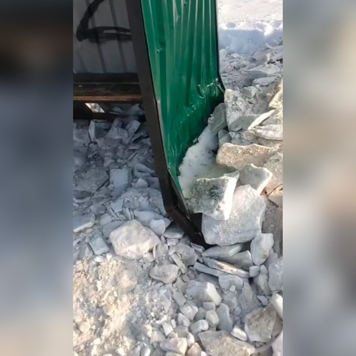 В Прокопьевске снегоуборочная техника уничтожила остановочный павильон