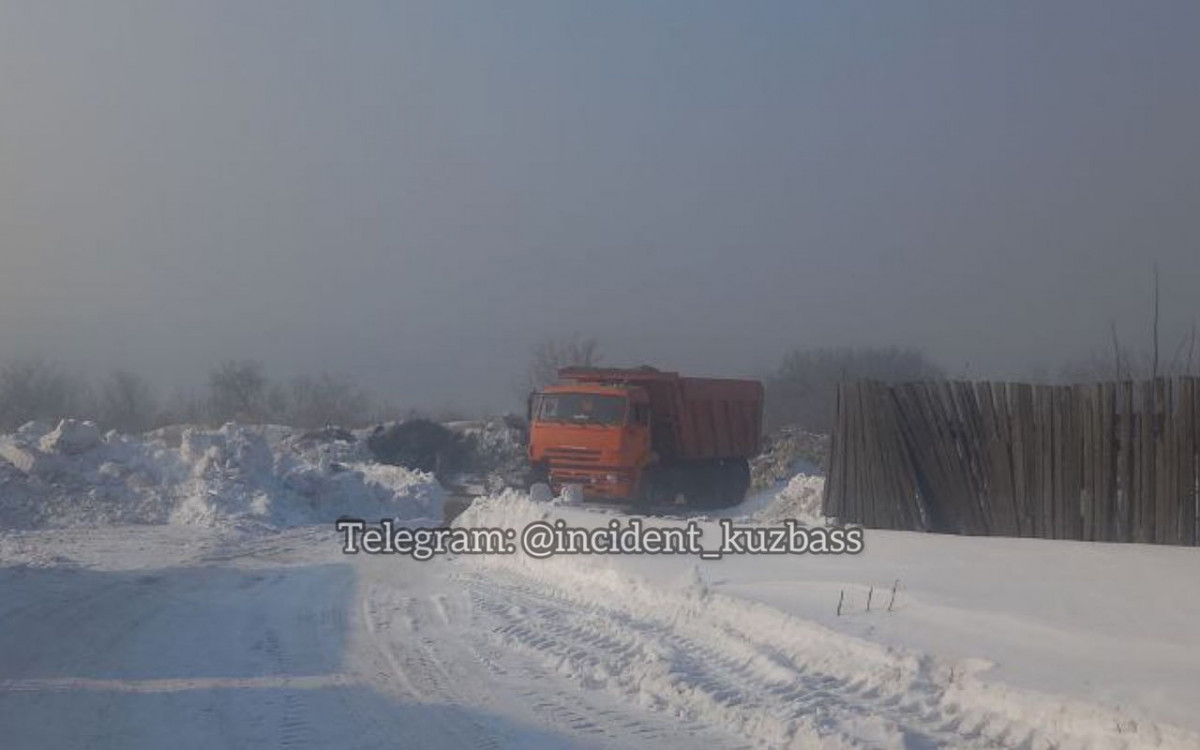 Соцсети: в Прокопьевске под видом снега в частном секторе сваливали мусор