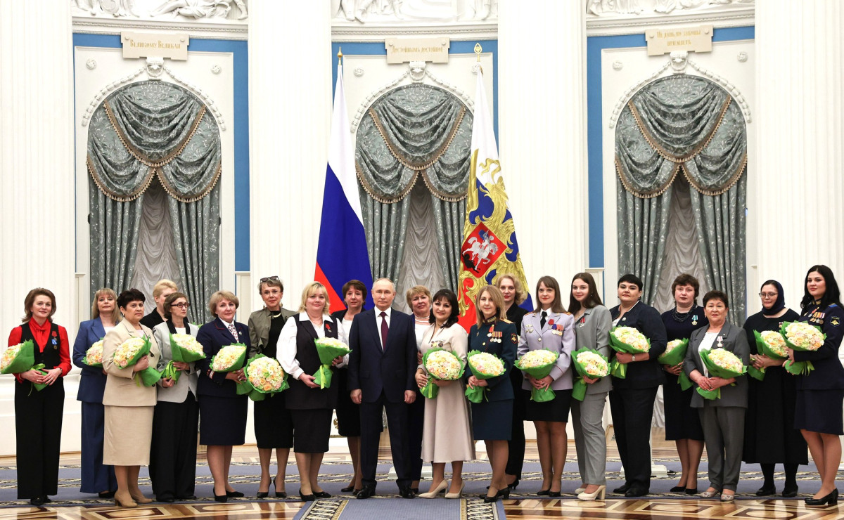 Владимир Путин вручил государственные награды выдающимся женщинам России