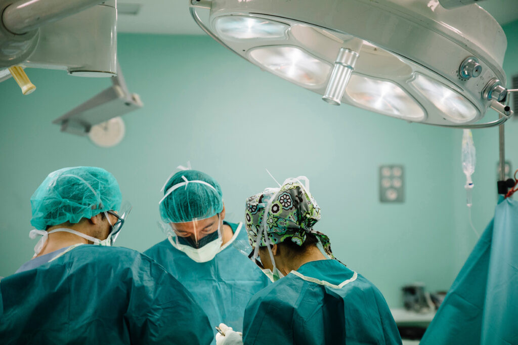 Кузбасские нейрохирурги спасли жизнь мужчине, установив ему огромный черепной протез