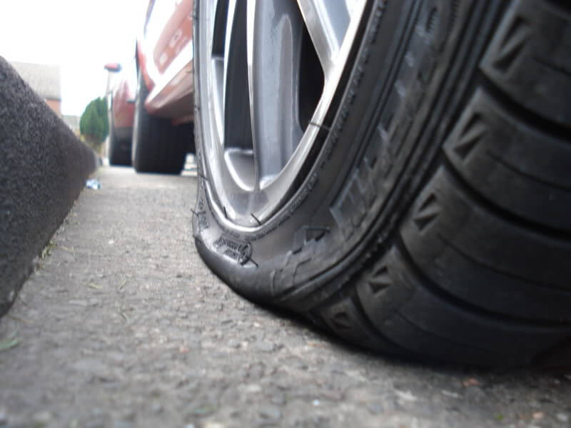 Прокопьевские водители жалуются на неопознанное «нечто», портящее колёса 