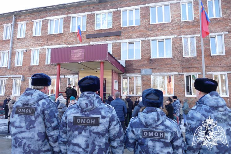 Пропьевскому бойцу ОМОН установили мемориальную доску на фасаде родной школы 